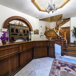 Mom Hotel